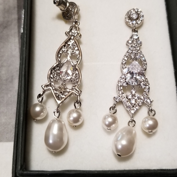 🇦🇺 Pearl & Cubic Zirconia Earrings - Picture 4 of 7